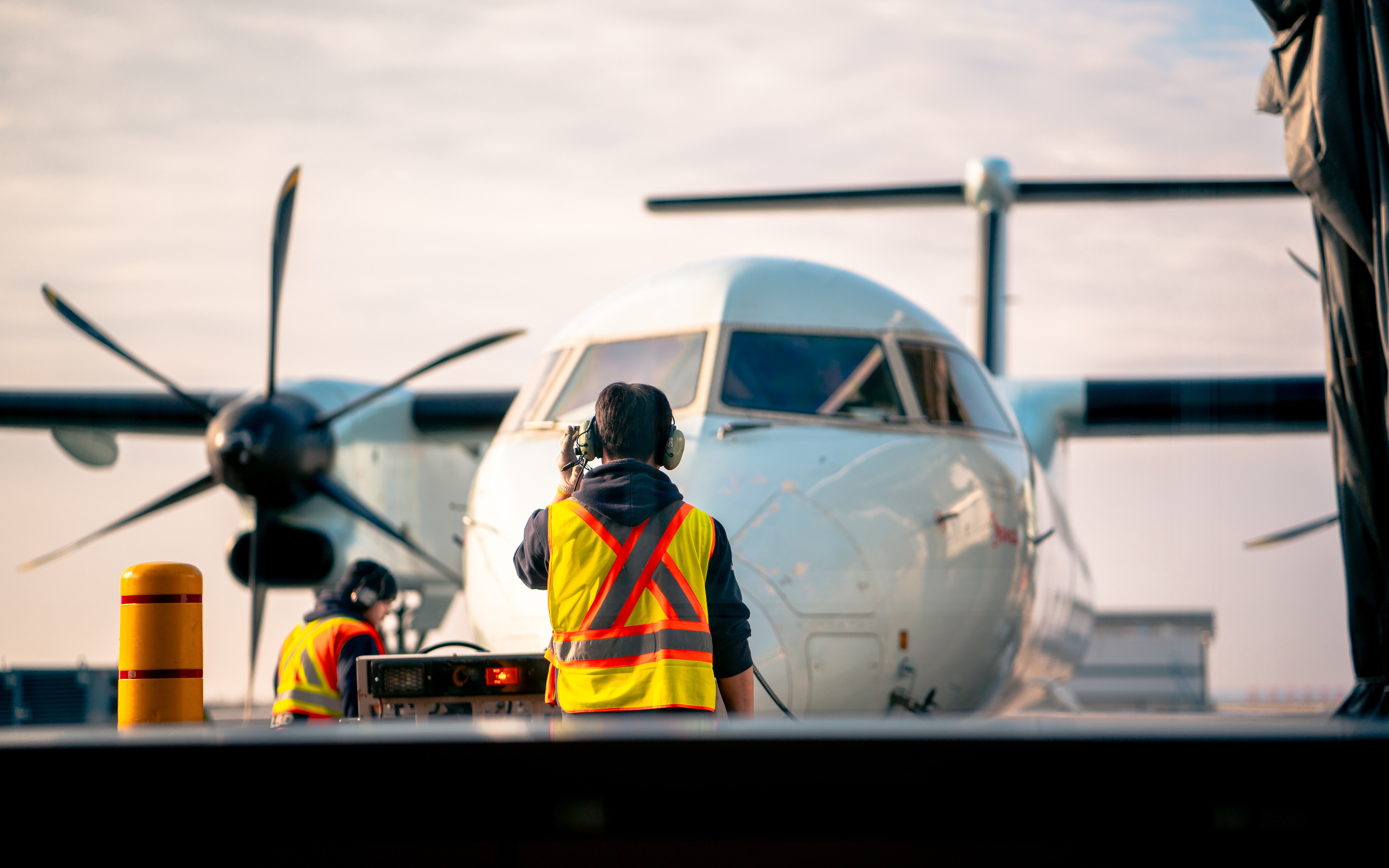 Ground crew supporting aircraft in Algeria